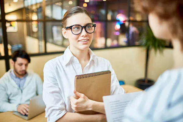 Elegant Kantoor Werknemer Met Kladblok Luisteren Naar Uitleg Van Haar — Stockfoto