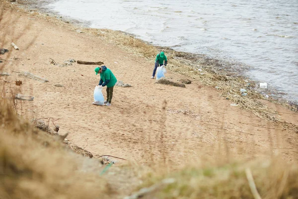 Dwóch Pracowników Greenpeace Czyszczenie Obszaru Brzegu Rzeki Oddanie Podesłać Specjalnych — Zdjęcie stockowe