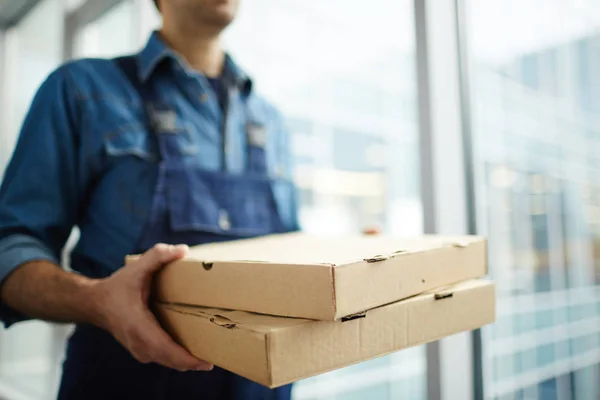 Zwei Kisten Mit Fast Food Die Von Lieferanten Uniform Für — Stockfoto