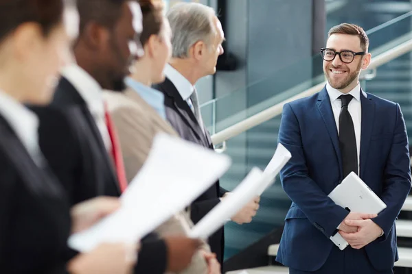 Successful Businessman Elegant Formalwear Standing Front Business Team Papers Listening — Stock Photo, Image