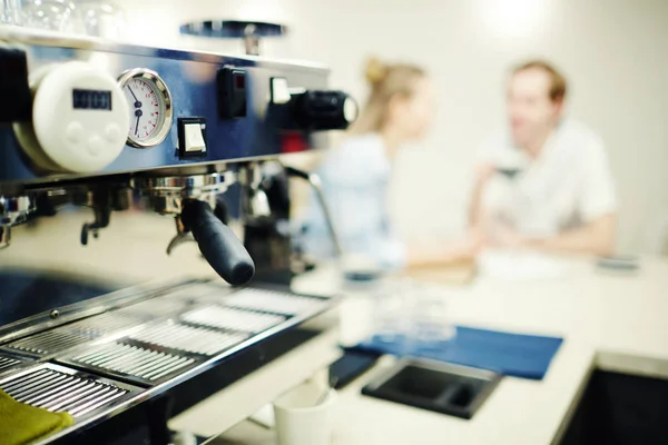 Nahaufnahme Von Kaffeemaschinen Café Mit Menschen Hintergrund — Stockfoto