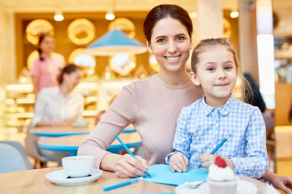 Junge Frau Und Ihre Süße Tochter Zeichnen Mit Buntstiften Während — Stockfoto