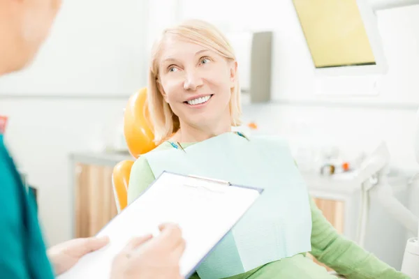 Glimlachend Patiënt Luisteren Naar Aanbevelingen Van Haar Tandarts Pakketbronnen Genezing — Stockfoto