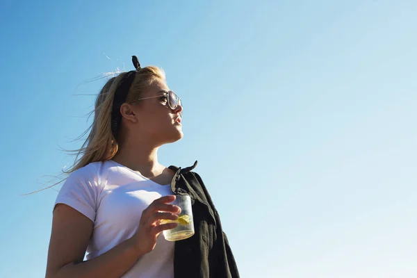 Sarışın Kız Beyaz Shirt Bardak Mojito Veya Limonata Tutan Gözlük — Stok fotoğraf