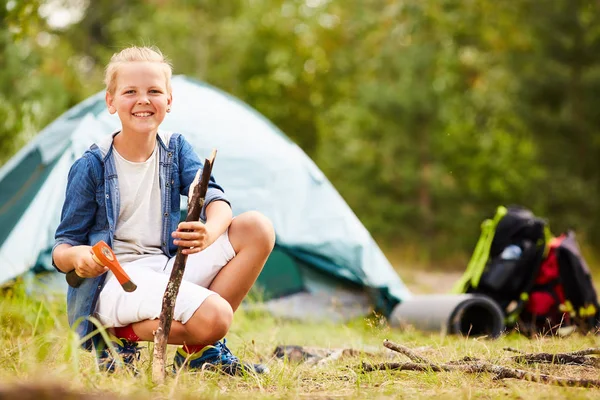 Vrolijke Boyscout Met Stok Camera Kijken Terwijl Geniet Van Reis — Stockfoto