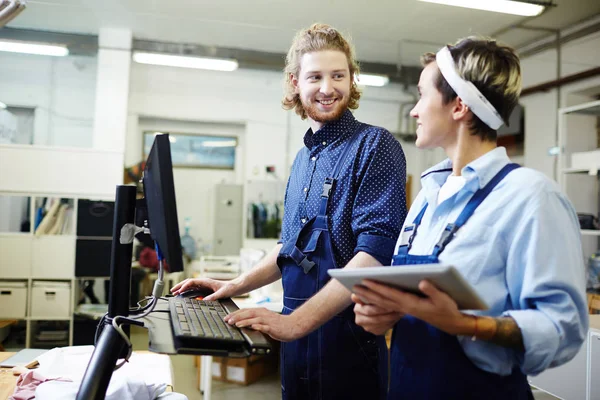 Zwei Bediener Arbeiten Team Der Druckmaschine — Stockfoto