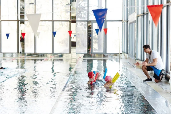 Junge Wassergymnastiklehrerin Erklärt Der Gruppe Älterer Frauen Badebekleidung Die Regeln — Stockfoto