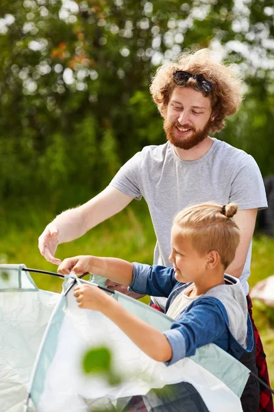 Boyscout Helping His Father Make Tent Live Trip Forest — Stock Photo, Image