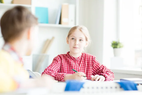 Mädchen Sitzt Schreibtisch Unterricht Schaut Den Klassenkameraden Und Hört Seiner — Stockfoto