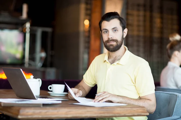 Junger Ökonom Mit Dokumenten Die Einen Beim Durchsehen Neuer Verträge — Stockfoto