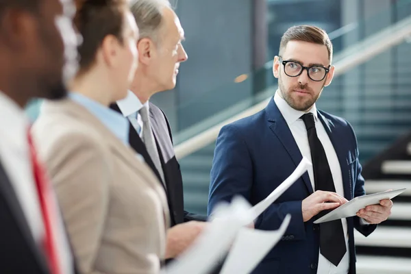 Serieuze Broker Pak Bril Kijken Naar Zijn Collega Tijdens Training — Stockfoto