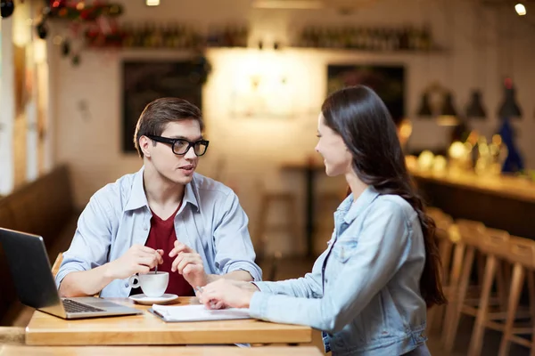 Partner Commerciali Che Discutono Piani Durante Pausa Caffè — Foto Stock