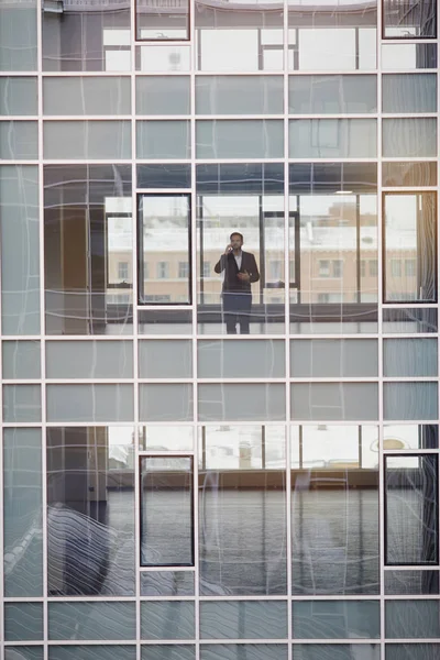 Exterior Business Center Contemporâneo Com Grandes Janelas Empresário Telefonando Atrás — Fotografia de Stock