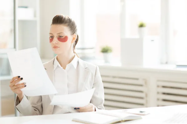 Ernstige Jonge Manager Met Onder Ogen Patches Zitten Bij Balie — Stockfoto