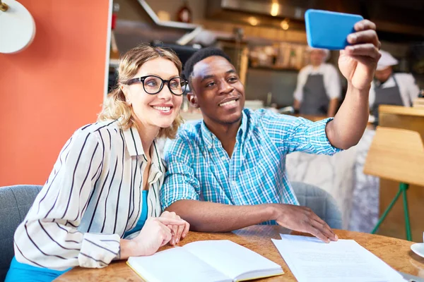 Deux Économistes Joyeux Assis Table Faisant Selfie Lors Une Réunion — Photo