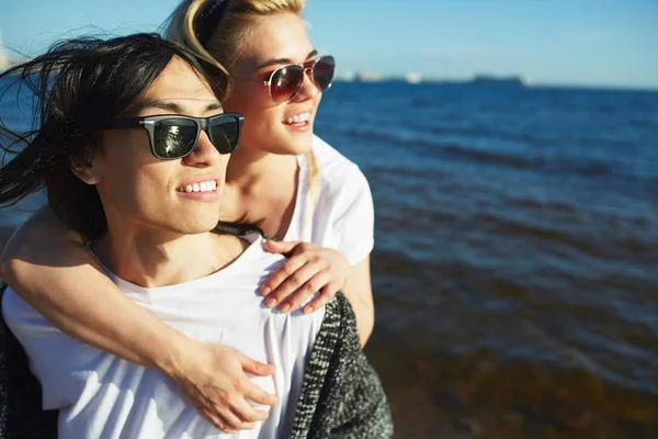 Spokojny Para Okulary Korzystających Lato Wakacje Lub Podróż Poślubną Przez — Zdjęcie stockowe