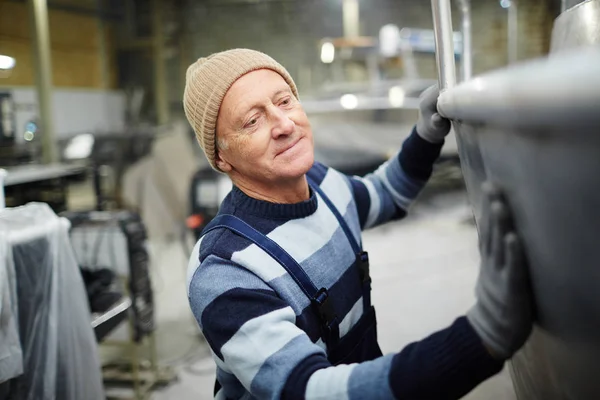 Senior Man Werkkleding Controleren Alle Details Van Nieuwe Boot Tijdens — Stockfoto