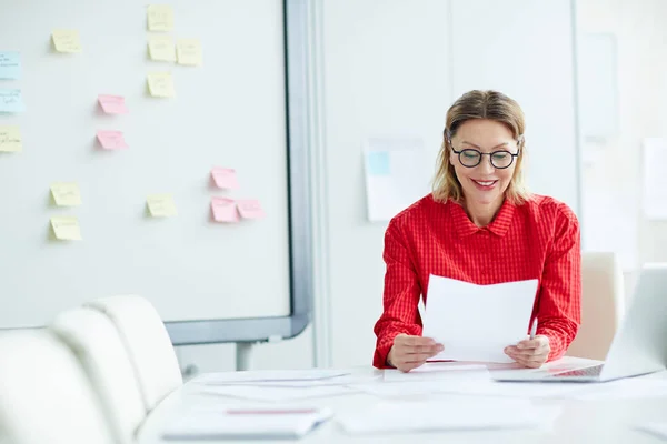 Empleador Confianza Leyendo Hojas Vida Los Solicitantes Mientras Está Sentado —  Fotos de Stock