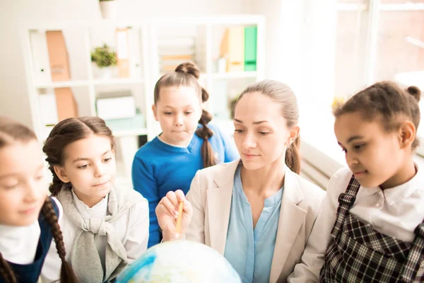 Professora Explicando Geografia Mundo Mundo Com Crianças Ouvindo — Fotografia de Stock