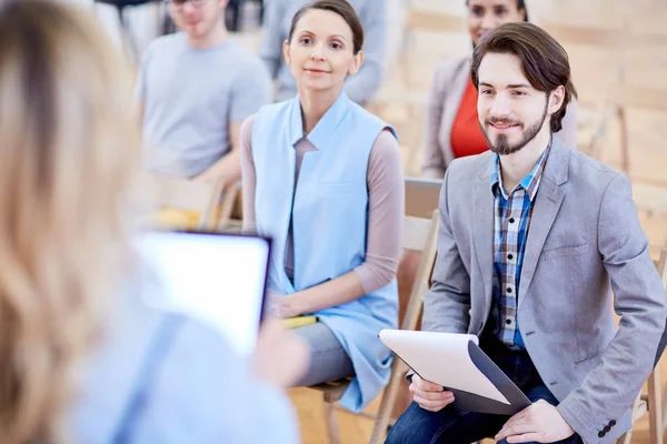 Gruppe Junger Studenten Hört Bericht Des Referenten Auf Der Konferenz — Stockfoto