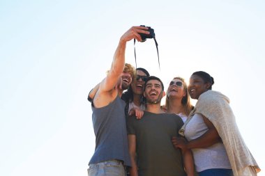 Kendinden geçmiş genç dostu insanlar güneş karşı photocamera selfie yapma