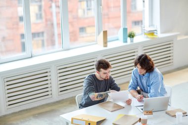 İki yakışıklı işadamları belgeleri inceleyerek, söz ve ofis planlama