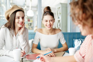 Sakin ol ve yeni tasarım proje hakkında konuşmak için sınıfları sonra kafede dostu üniversite öğrencileri toplandı