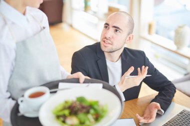 Garson siparişi kafede hakkındaki iletişim iş adamı