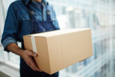 Yer değiştirme hizmeti çalışan veya alıcıya dağıtmadan süre dolu karton kutu taşıyan kurye