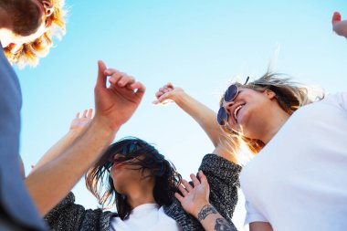 Güneşli yaz hafta sonu mavi gökyüzü altında dans mutlu gençler