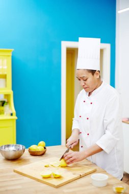 Profesyonel şef kesme taze limon meyve tatlı yemek yapacak önce lezzetli için