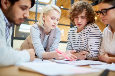 Genç sarışın erkek meslektaşları gösterilen mali oranları ve ayrıntılarını açıklayan diyagramı
