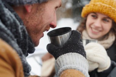 Onun kız arkadaşı ile orman ve tadını çıkarırken sıcak çay içme genç yolcusu