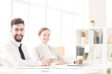 Çalışma ve ofiste kahve içme genç iş adamları portresi