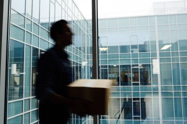 Modern ofis pencerenin içinde bina boyunca yürüyüş paketi ile ufuk kurye