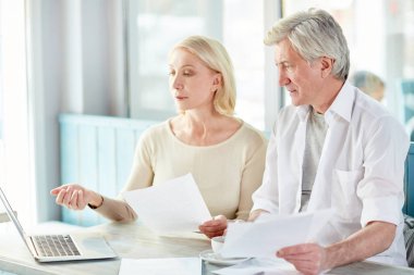 Dizüstü ekran seyir ve tartışmaya veya toplantısında mali bilgileri analiz olgun çalışanlar