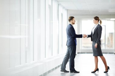 Negotiation sonrasında el sıkışan ve imzalama genç başarılı iş ortakları sözleşme