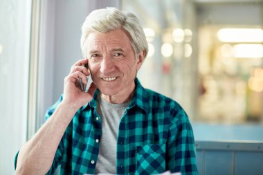 Smartphone tarafından randevu istemci veya iş ortağı ile yapmak emin olgun işadamı