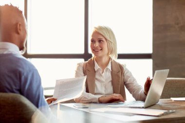 İşveren ya da iş arkadaşı projesi sunulması sırasında dizüstü ekran gösteren genç emin Yöneticisi