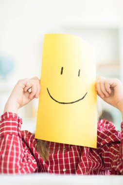 Suratından kız öğrenci tarafından düzenlenen sarı kağıt üzerine çizilmiş gülümseme