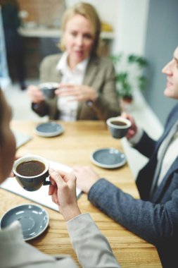 İş arkadaşları içme kahve birlikte toplantıdan sonra