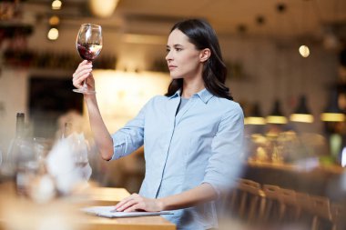 Kadın sommelier iş başında. O iyi bir kırmızı şarap tadımı
