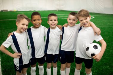 Mutlu futbol takımı Tekdüzen kameraya sahada arıyor beş başarılı üye