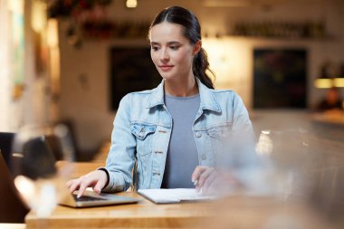 Genç kadın browsing belgili tanımlık enterne kafe