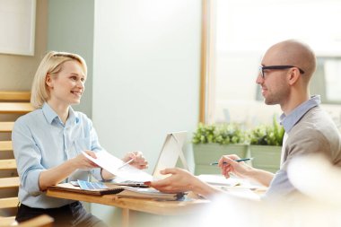 Sözleşme imzalamaya müvekkili soran işaret eden genç çekici Ajan