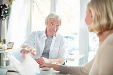 Sözleşme ortağı ya da iş arkadaşı içeriğini açıklayan süre işaret eden üst düzey iş adamı