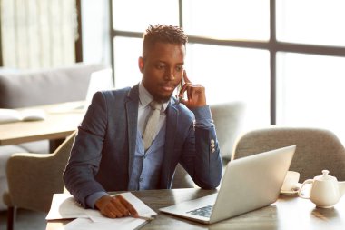 Genç Afrikalı-Amerikalı Ajan veya online bilgi okuma ve smartphone tarafından arama analisti