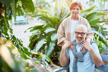 Olgun koca karısını el ve her iki seyir kameraya orangery veya bahçede boş zaman harcama süre tutan
