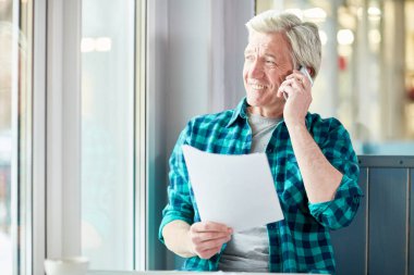 Belge ve müvekkilinin danışmanlık kafe pencereden bakarak smartphone ile üst düzey ajanı