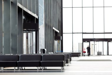 Siyah deri oturma sırası tarafından büyük pencereler ile modern Havaalanı bölgenin bekliyor